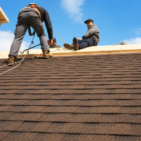 Artisan couvreur La Sauve réalisant la pose d'une toiture en tuiles