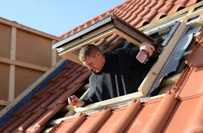 Pose de fenêtre de toit et velux par un couvreur à la Sauve